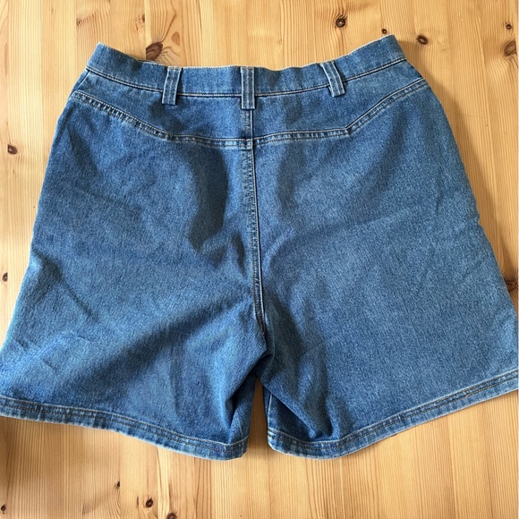 Women’s high waisted denim shorts - Picture 3 of 5